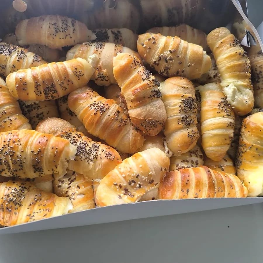 Kiflice sa makom, susamom i sirom u kutiji za dostavu