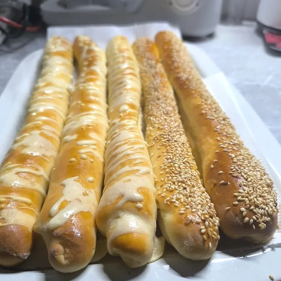 Lisnati štapići sa susamom i slanim prelivom