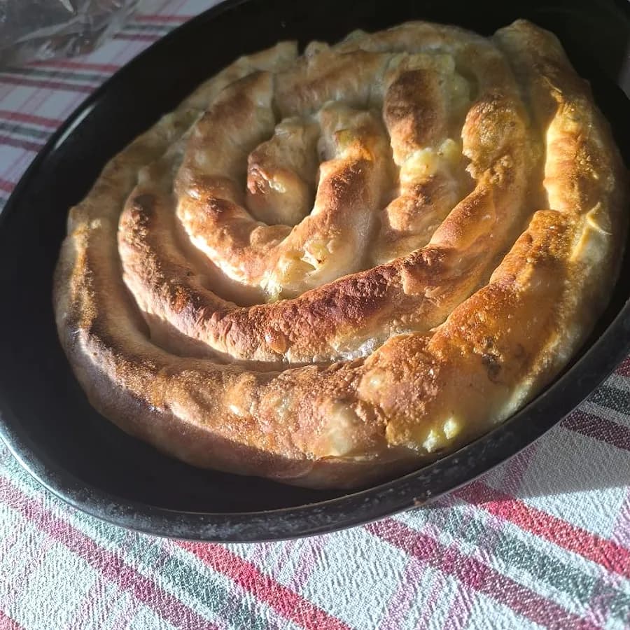 Pita spiral u tepsiji, pečena do zlatne boje