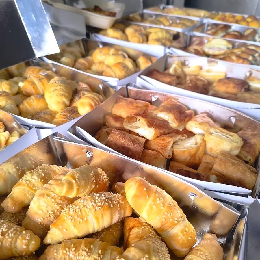 Kiflice, pite i peciva u kutijama za ketering